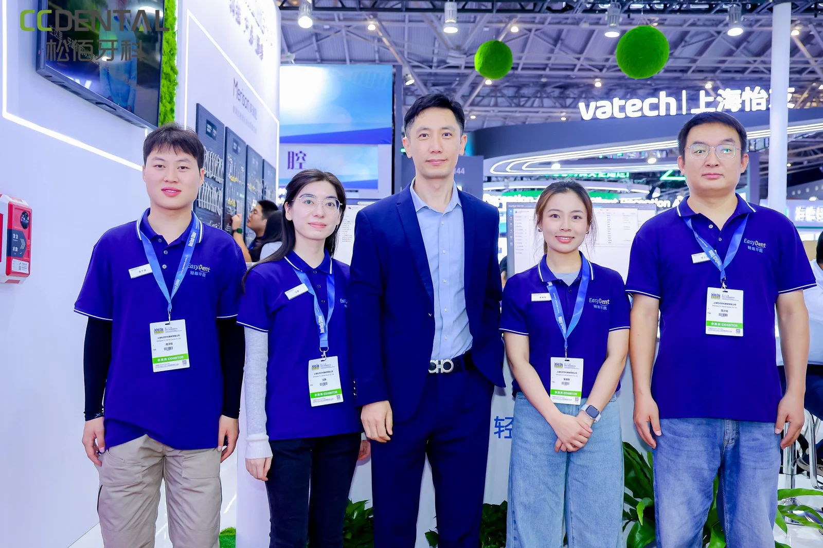 轻松牙医亮相2025上海国际口腔展!好多人啊!