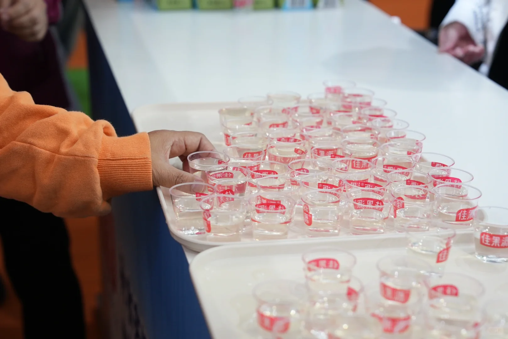 逛展累了吧?来找小佳喝椰子水?