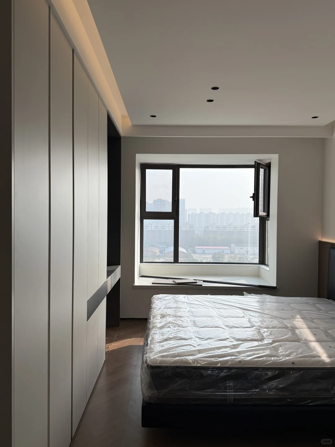 住的很舒服干净的床尾衣柜～