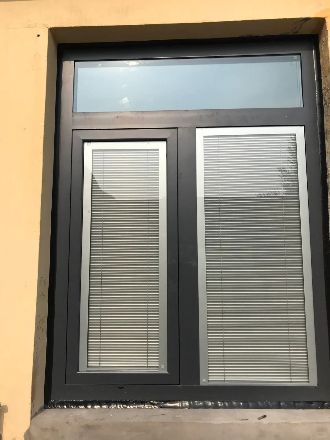 深灰色，经典7024哑光色-断桥铝窗