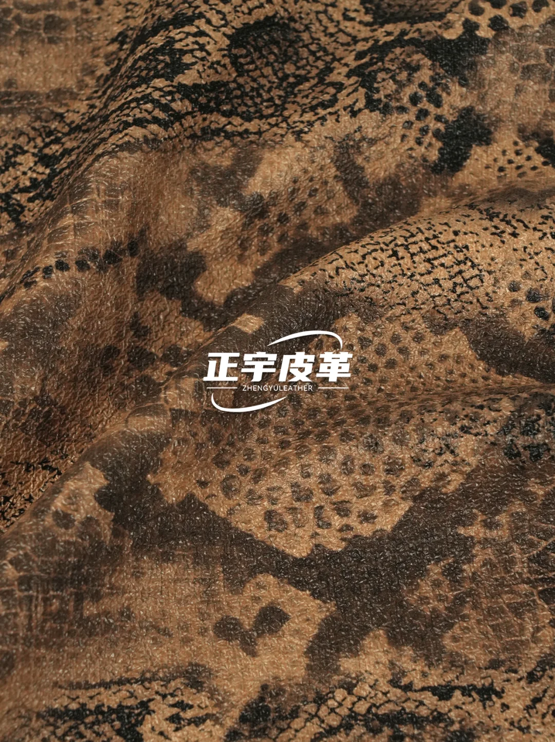 秒把穿搭野性值拉满！复古蛇纹布料