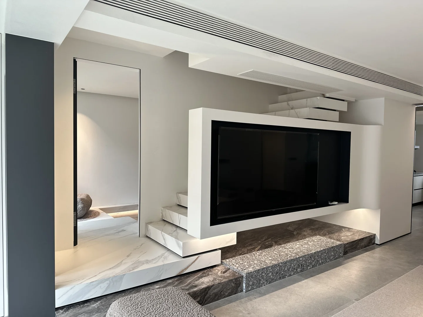 欢迎来到我家客厅的C位—斯卡帕楼梯电视墙