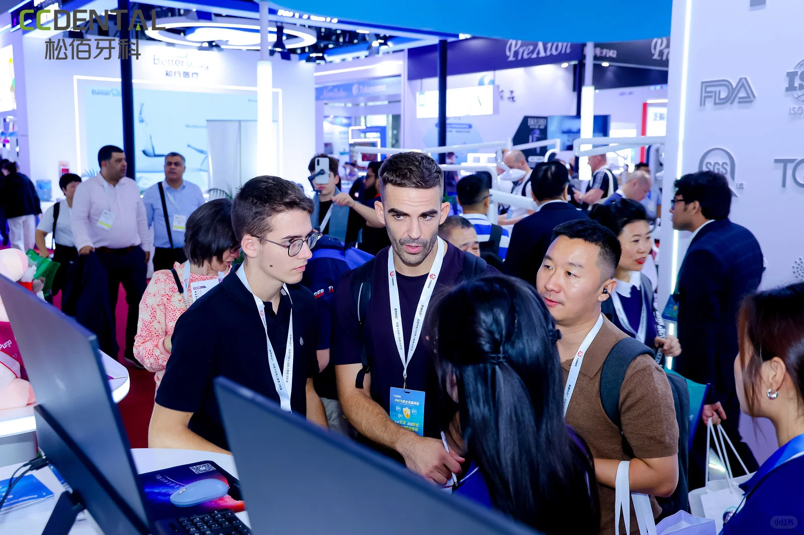 轻松牙医亮相2025上海国际口腔展!好多人啊!