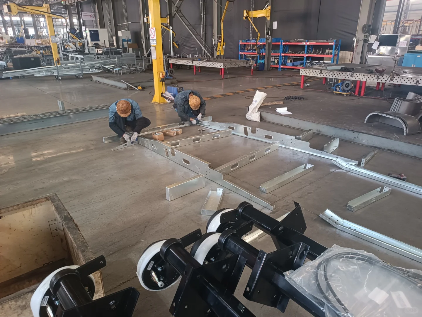 底盘拖车生产厂里