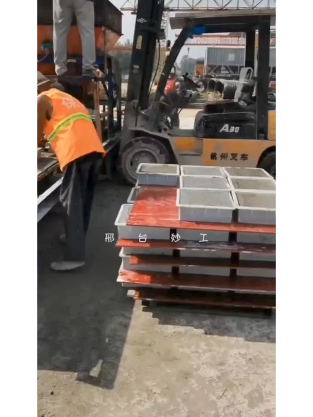 妙工讲解混凝土预制块布料机成型设备生产线