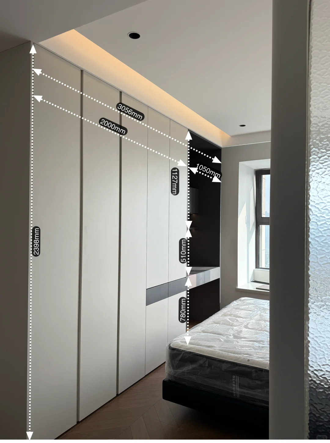 住的很舒服干净的床尾衣柜～