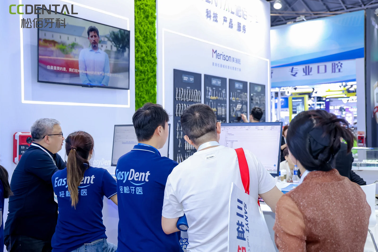 轻松牙医亮相2025上海国际口腔展!好多人啊!