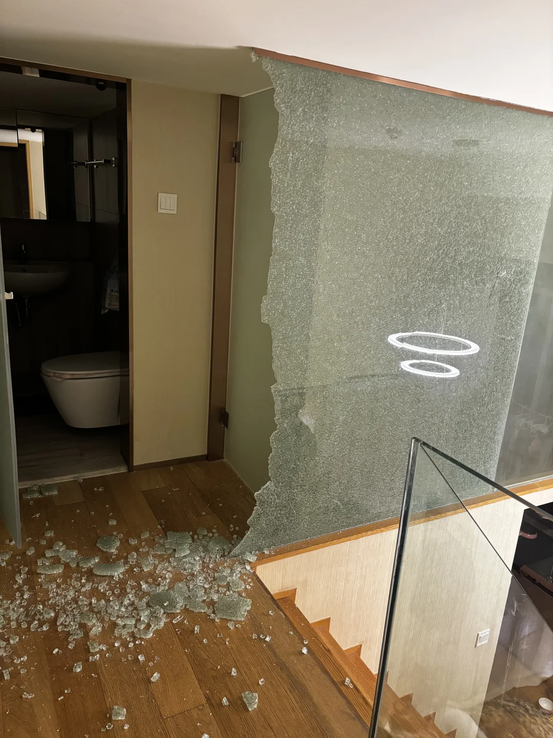 余杭欧美金融城睡睡觉一整个玻璃炸了