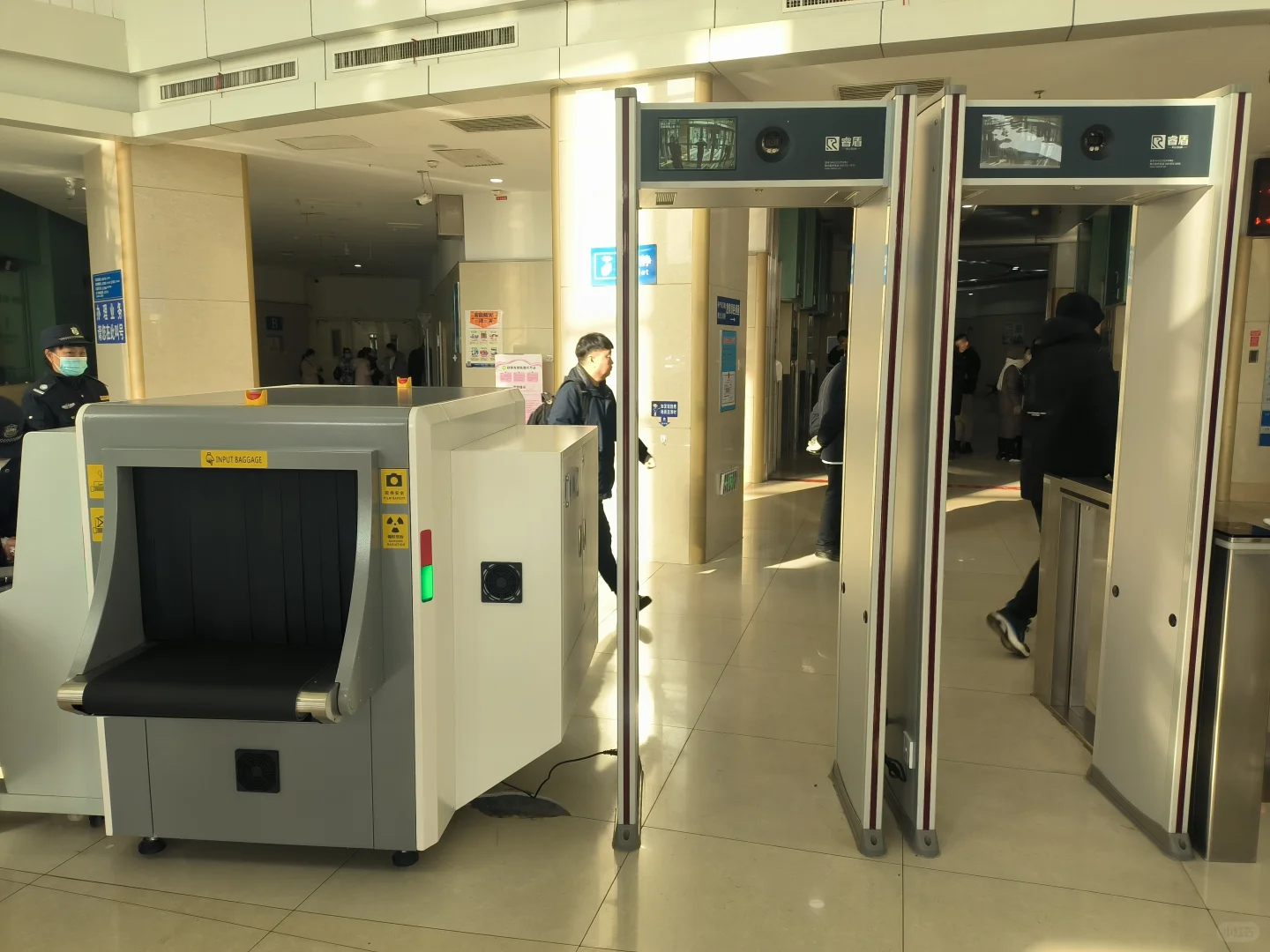 医院安检来喽