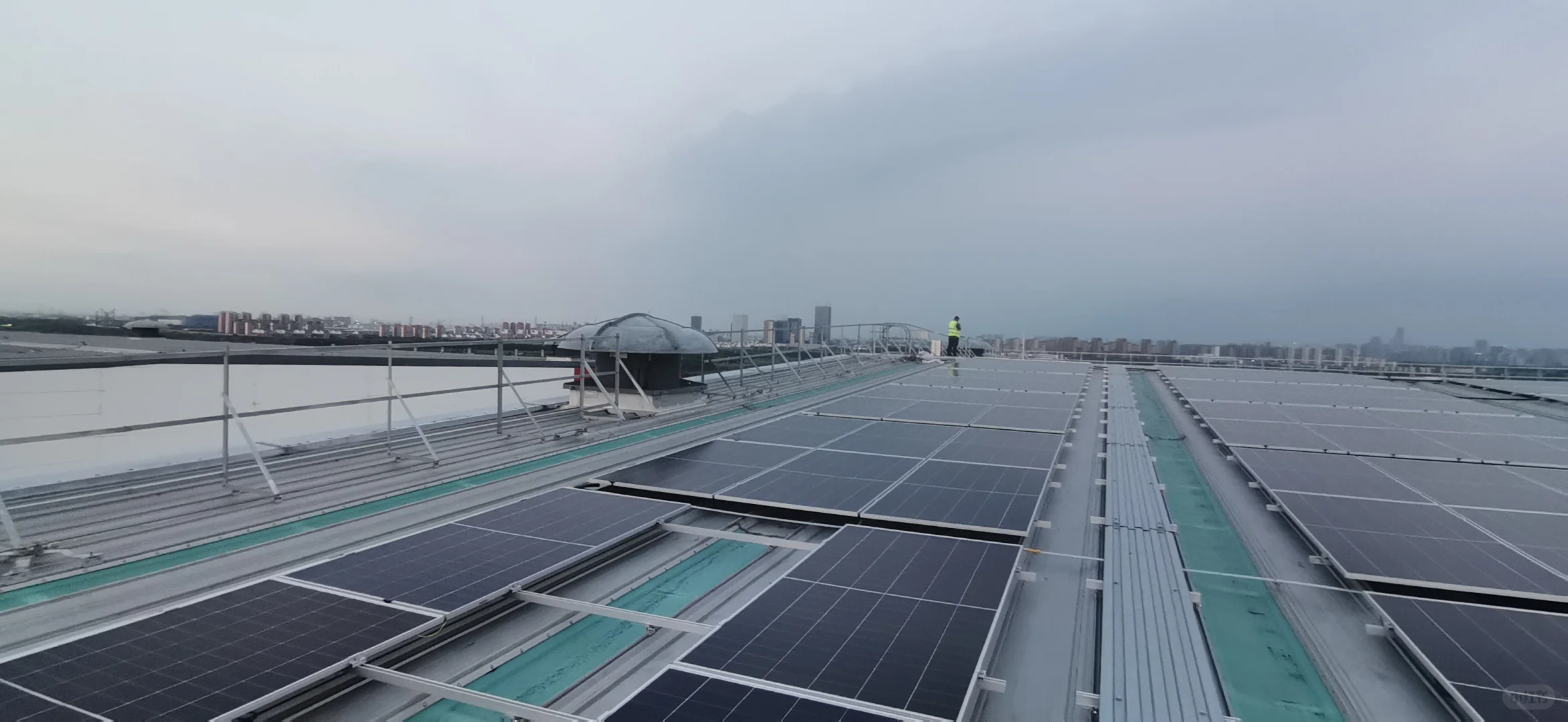 新疆沙漠中的光伏电站，真的好震撼！