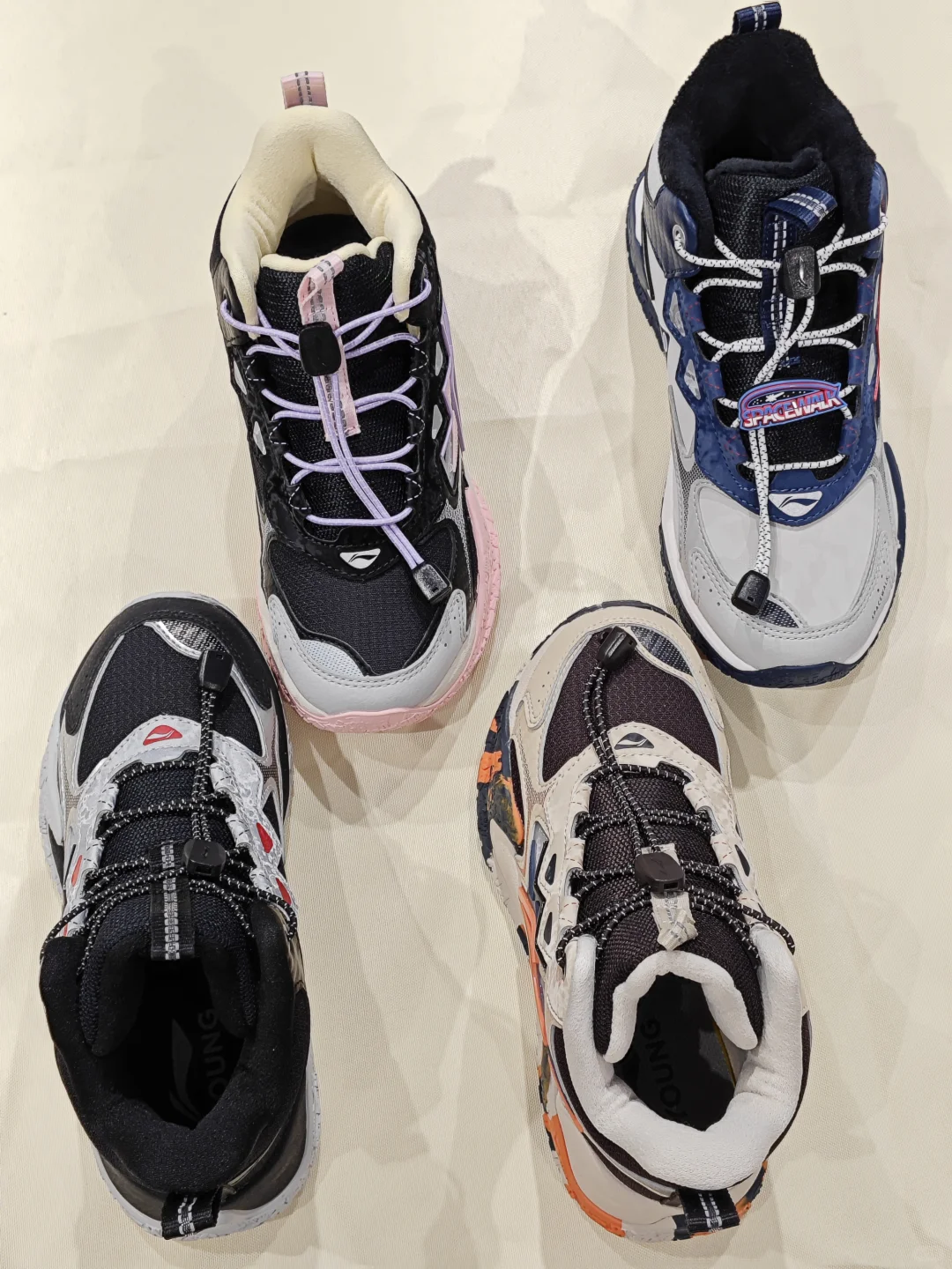 潮人“脚替”拆解:“赛博户外风”