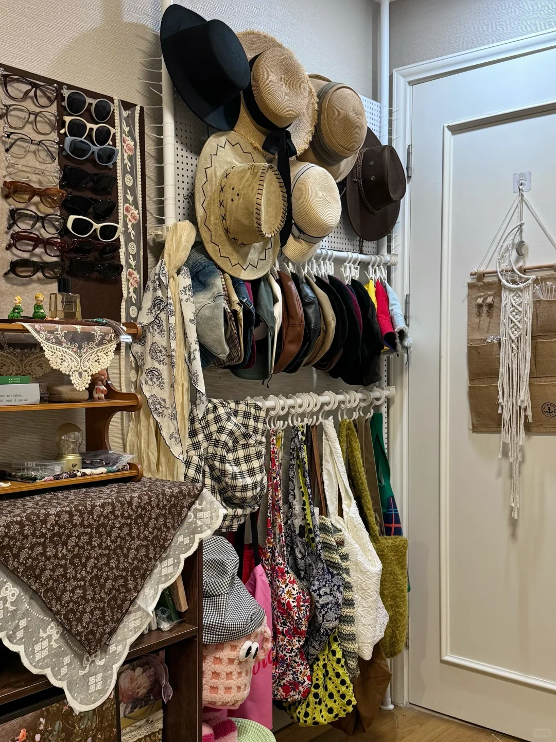 门后收纳终极形态！顶天立架太好使了