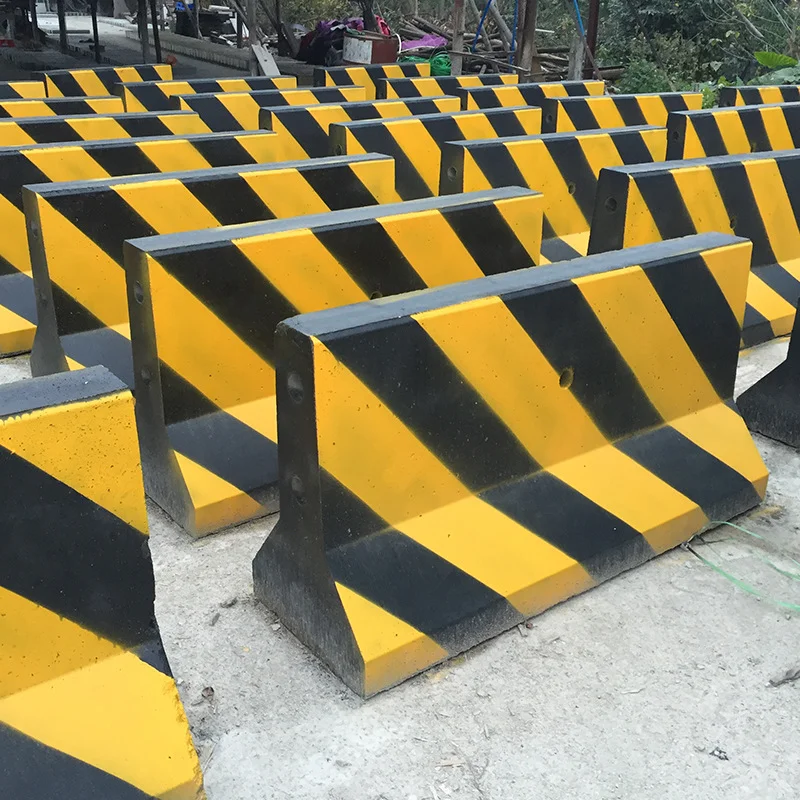 街道十字路口防撞护栏黄黑带油漆隔离水泥墩