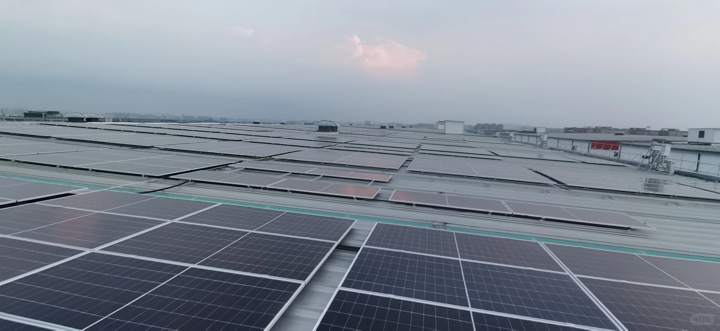 新疆沙漠中的光伏电站，真的好震撼！