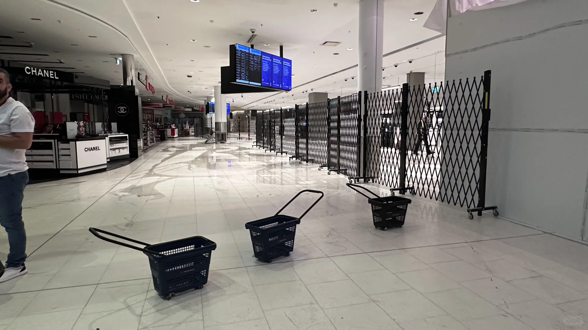 悉尼又一离谱的事！傍晚悉尼大雨，机场拥堵