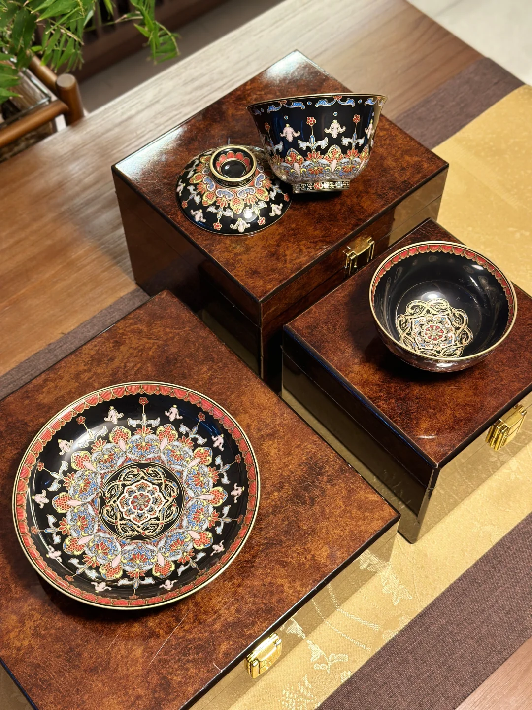 珐琅彩还是这么美✨珐琅彩灵蛇宝相茶器?