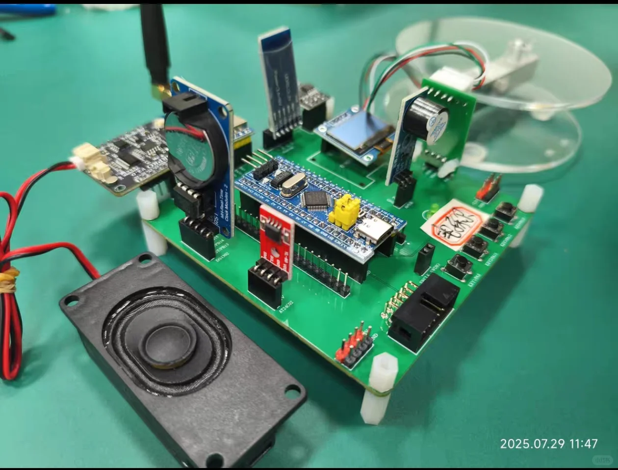 基于STM32的太阳能充电器自动追光系统太阳