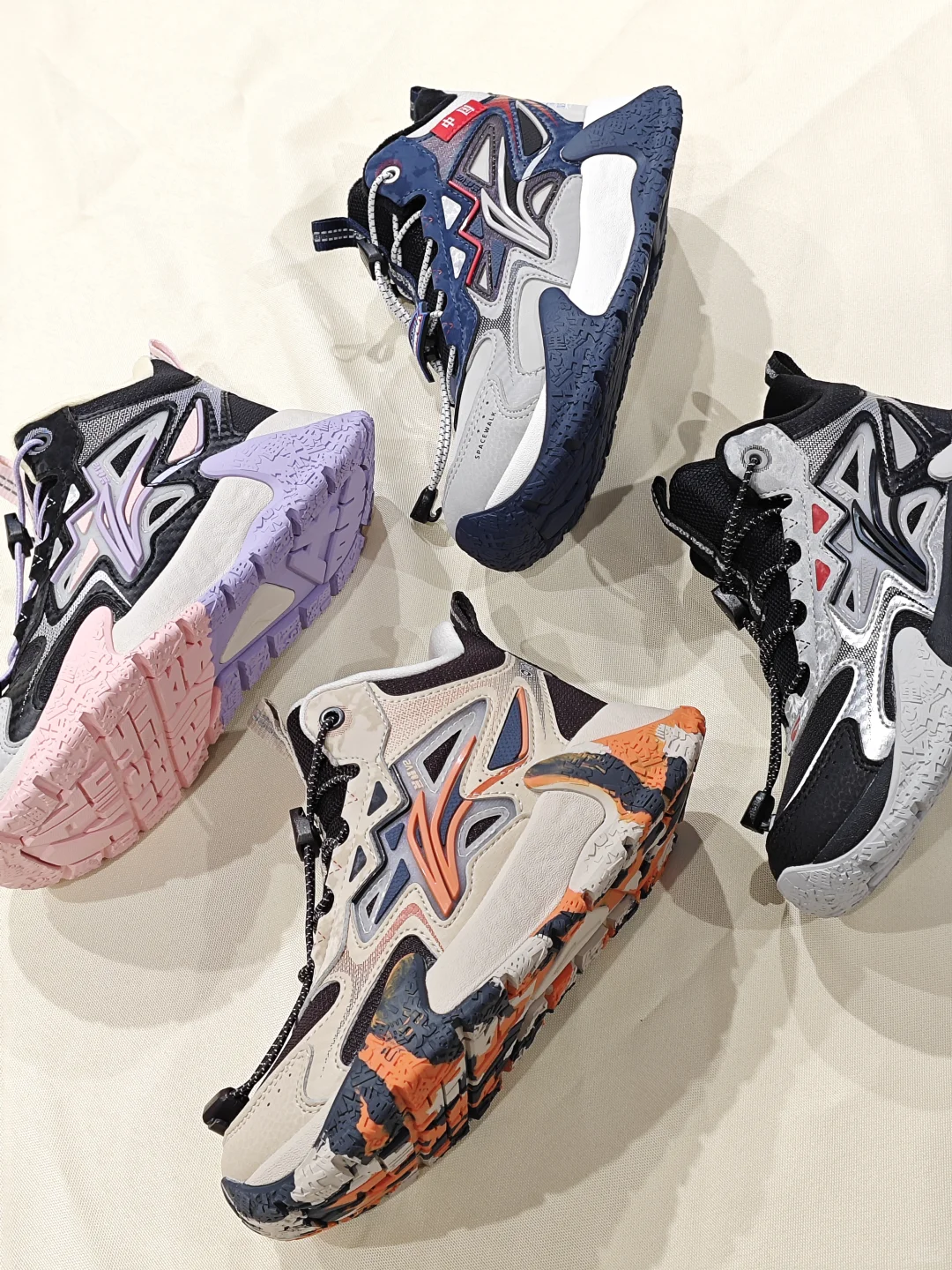 潮人“脚替”拆解:“赛博户外风”