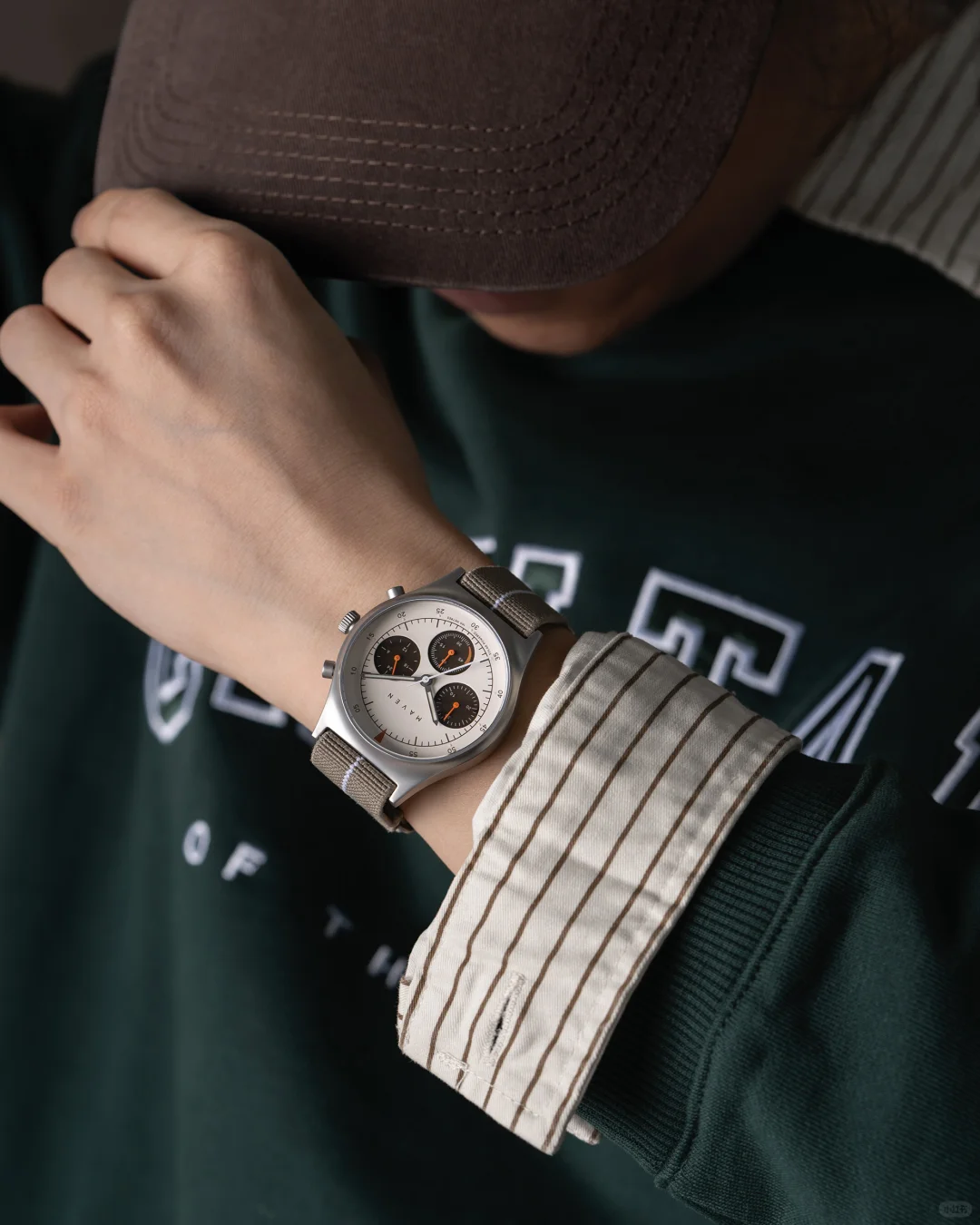 把秋意绕在腕间｜撞色太阳能手表点亮穿搭