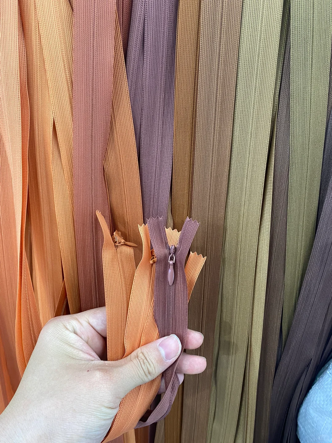 每个设计师都会用得到的服装辅料—隐形拉链