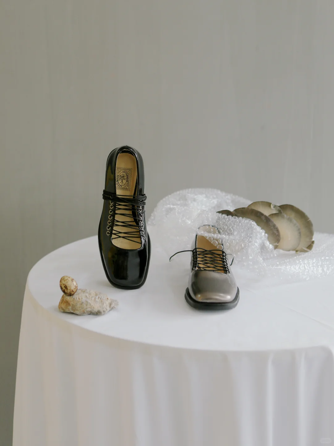 拍的鞋子静物