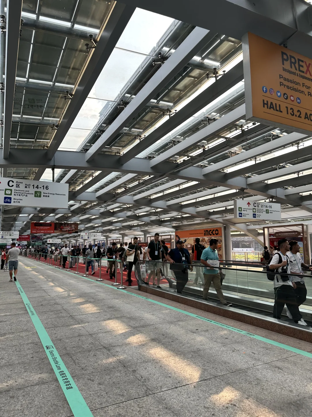 【广州】广交会第一天办证人山人海