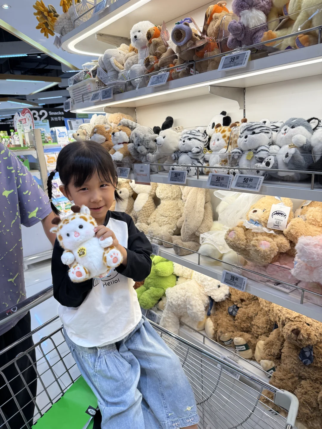 小孩是抵挡不住可爱的毛绒玩具的～