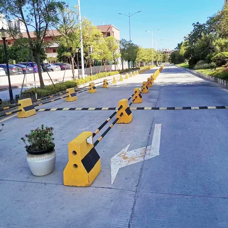 街道十字路口防撞护栏黄黑带油漆隔离水泥墩