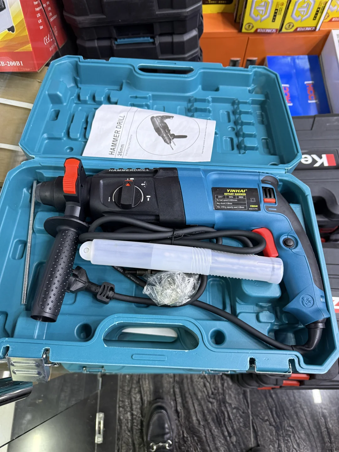 塔什干卖中国装修工具老板娘.