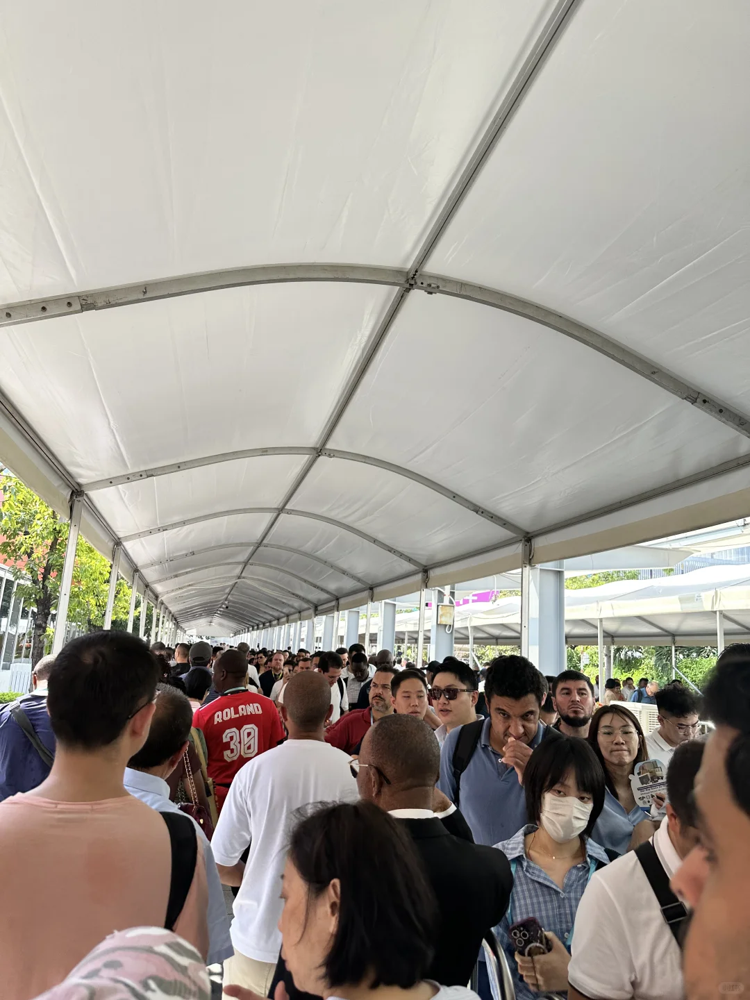 【广州】广交会第一天办证人山人海