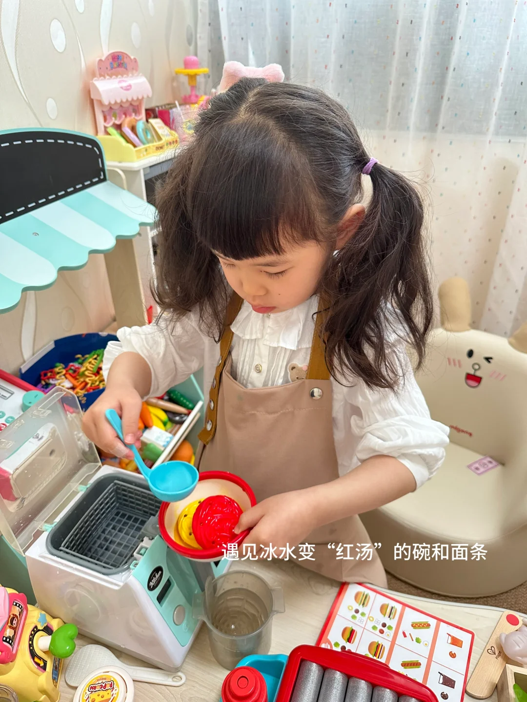 她真的好爱这些厨房玩具??