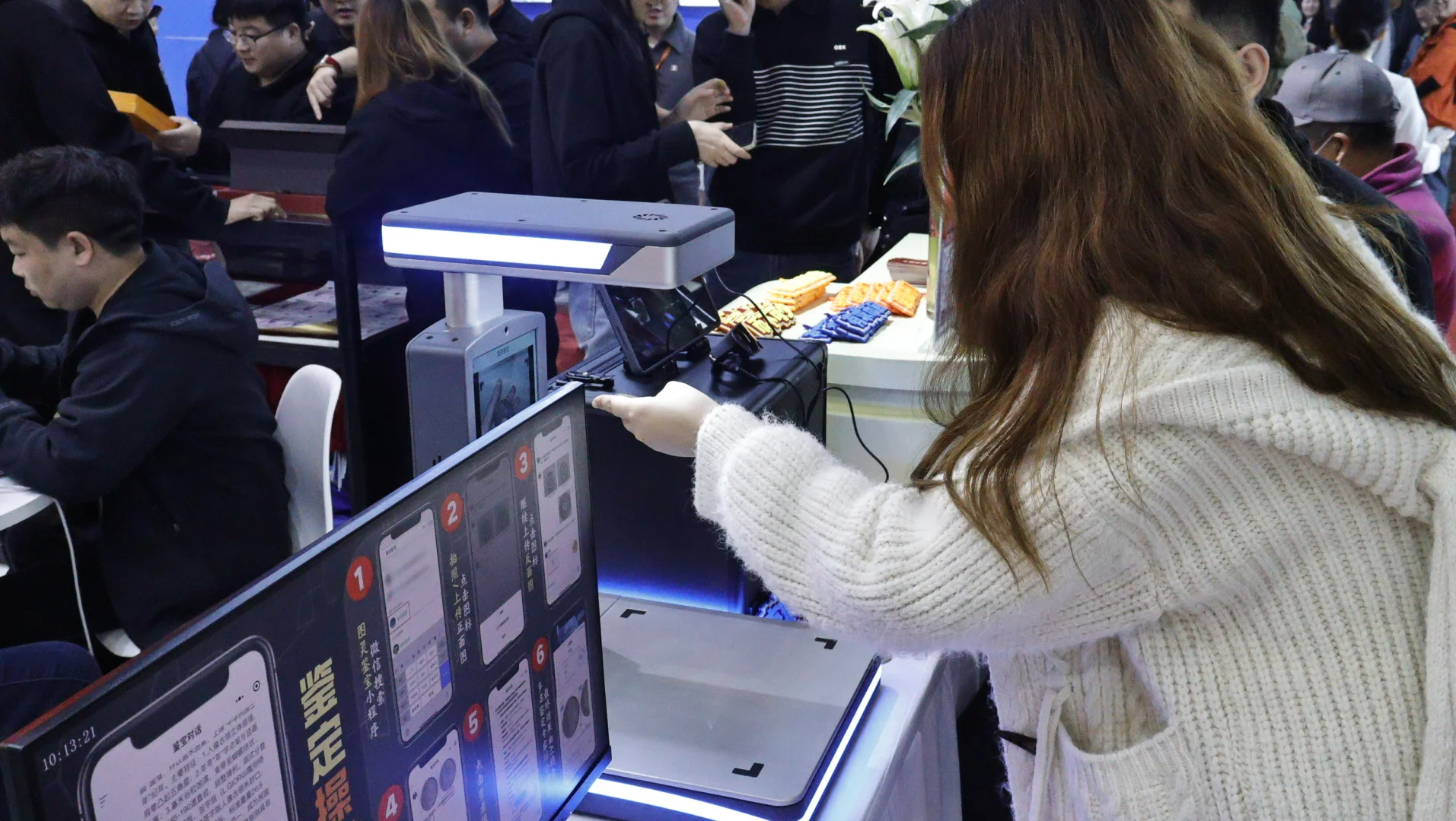 钱博会现场图灵展位好热闹！