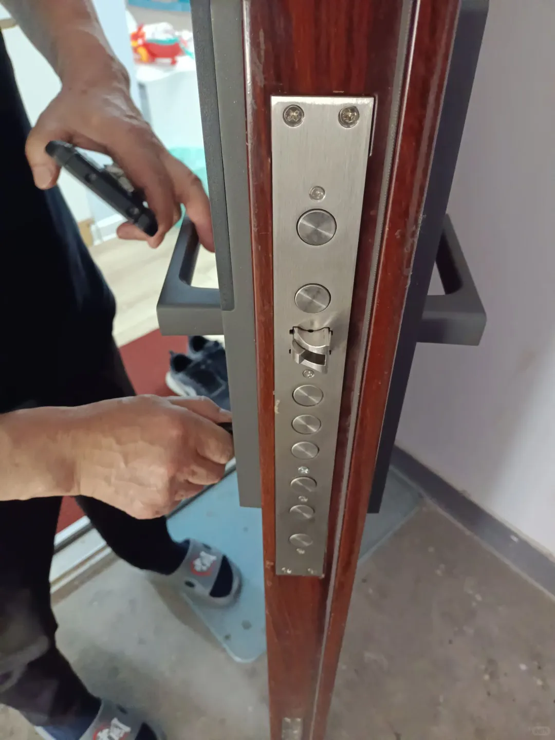 安装师傅说实话：智能锁比传统机械锁安全嘛