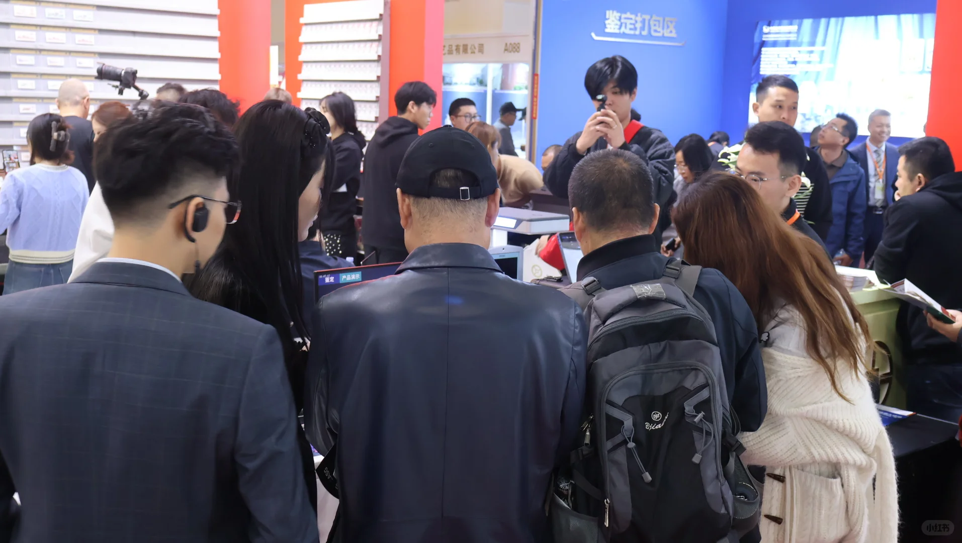 钱博会现场图灵展位好热闹！