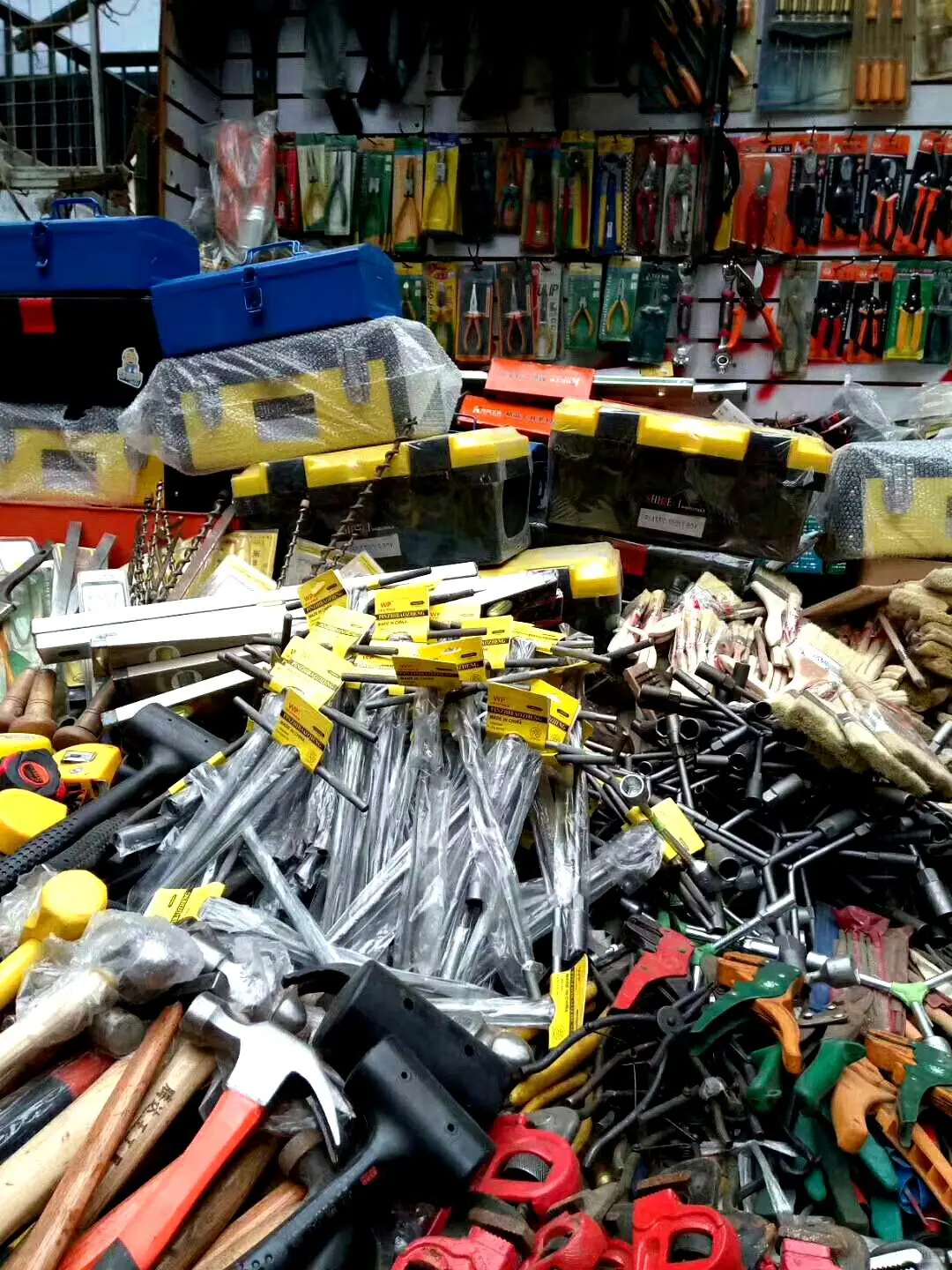 五金工具的批发与零售业务相结合