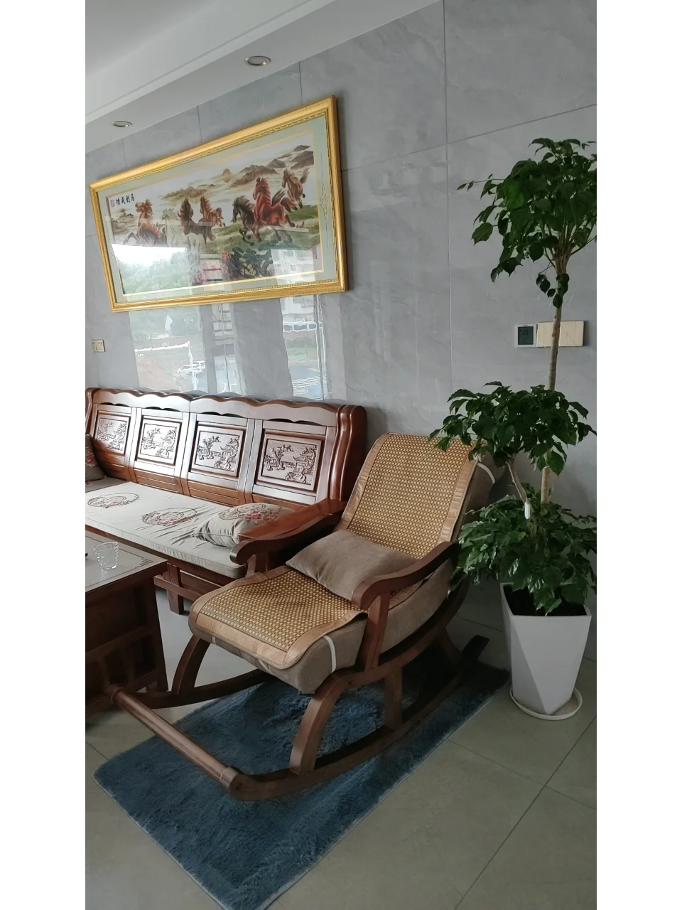 给父母的实木摇椅——让舒适与陪伴触手可及