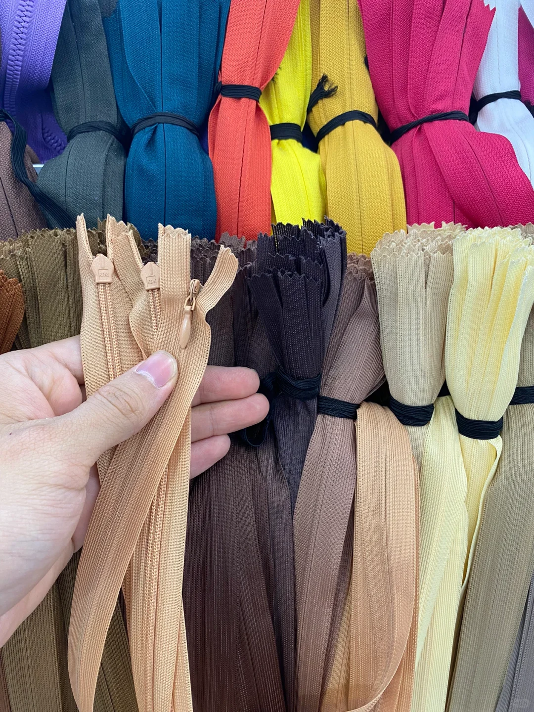 每个设计师都会用得到的服装辅料—隐形拉链