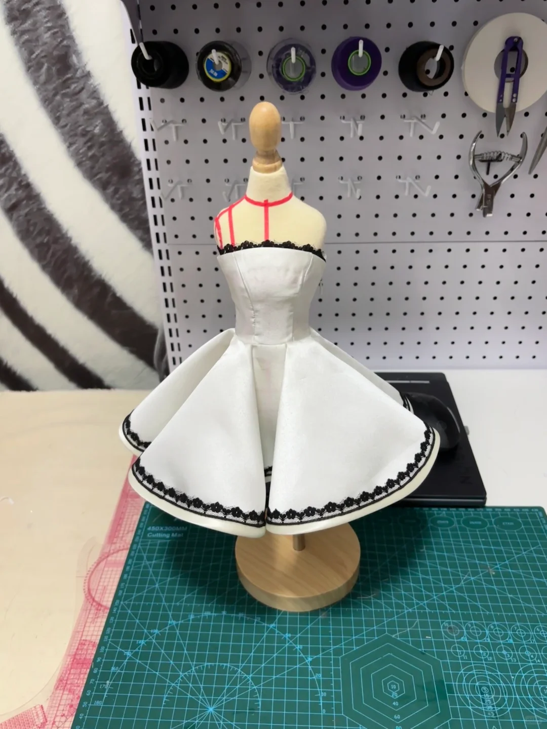 此女第一次搓娃衣！