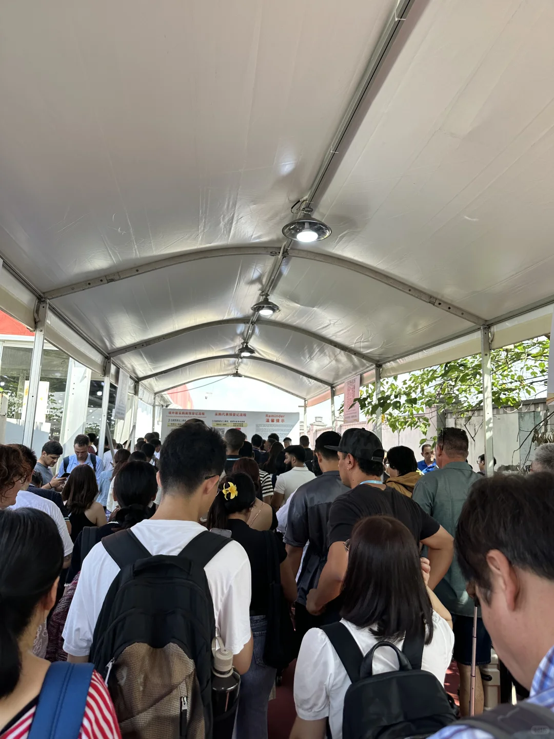 【广州】广交会第一天办证人山人海