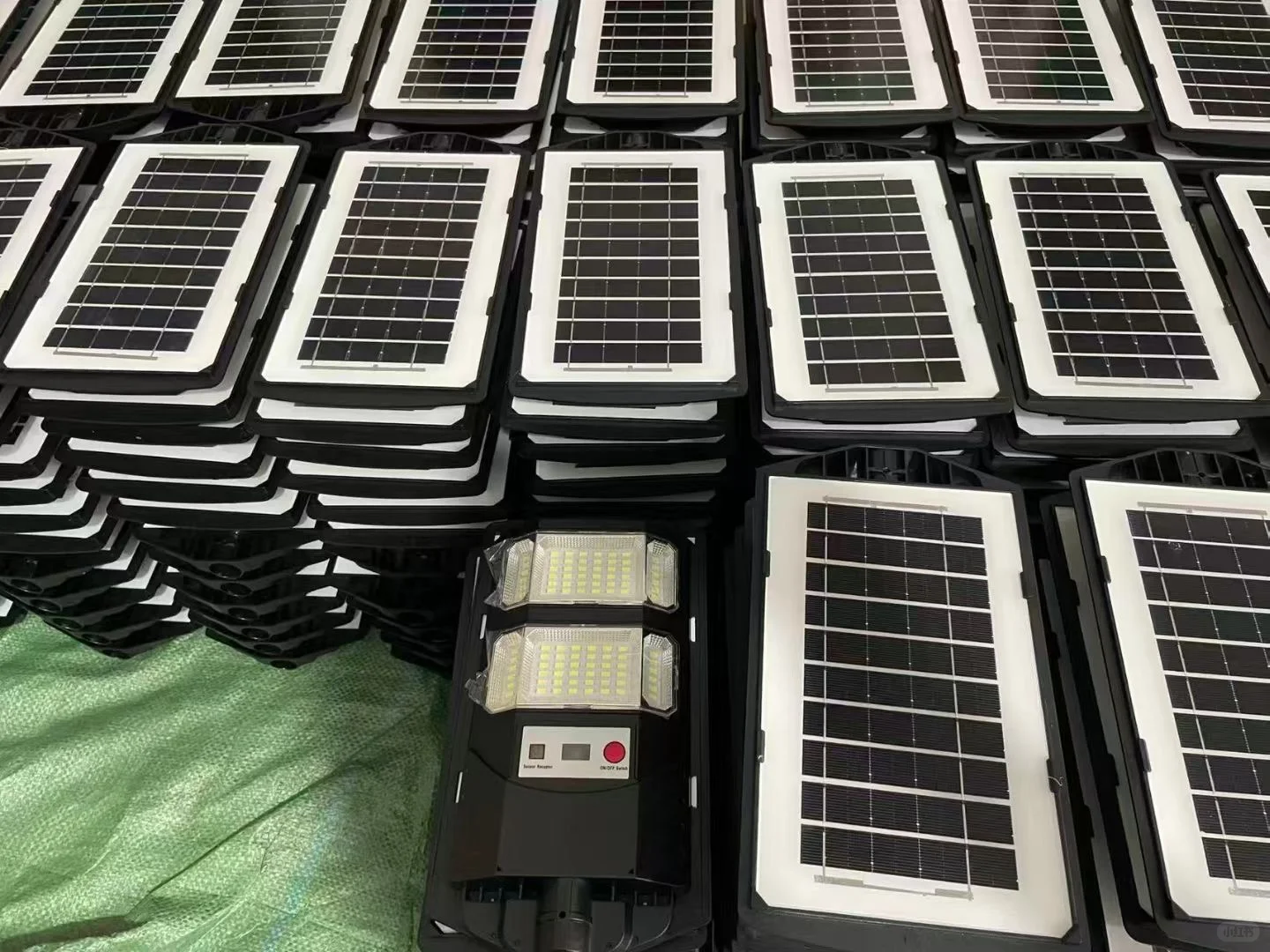 LED太阳能壁灯路灯