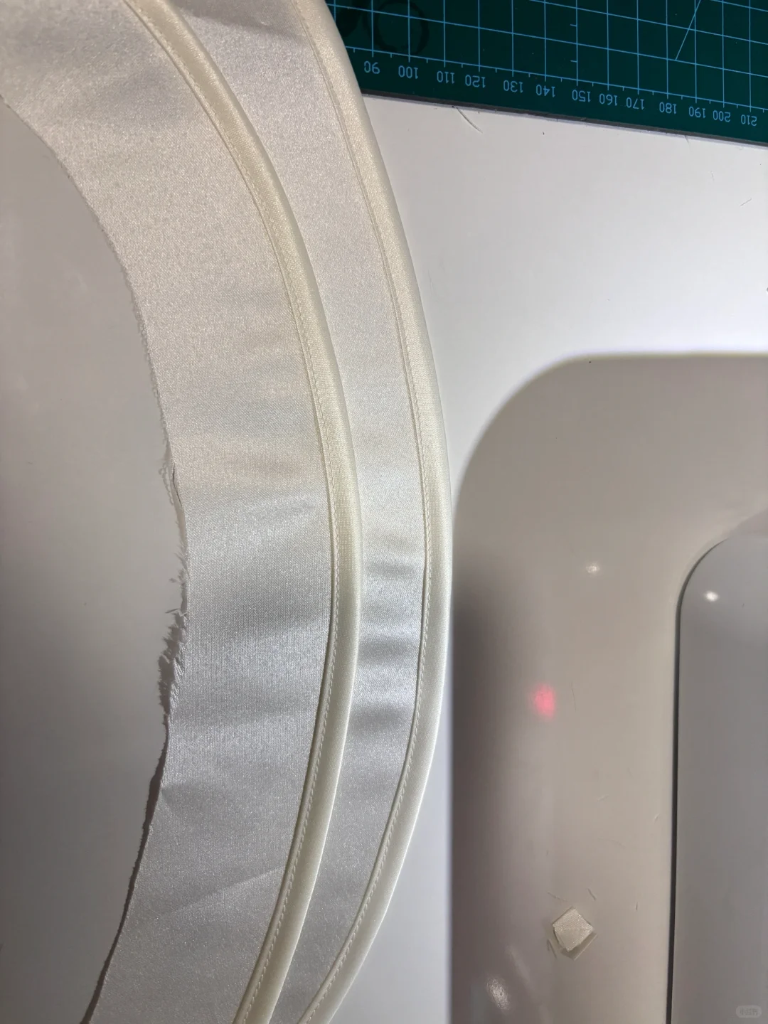 此女第一次搓娃衣！