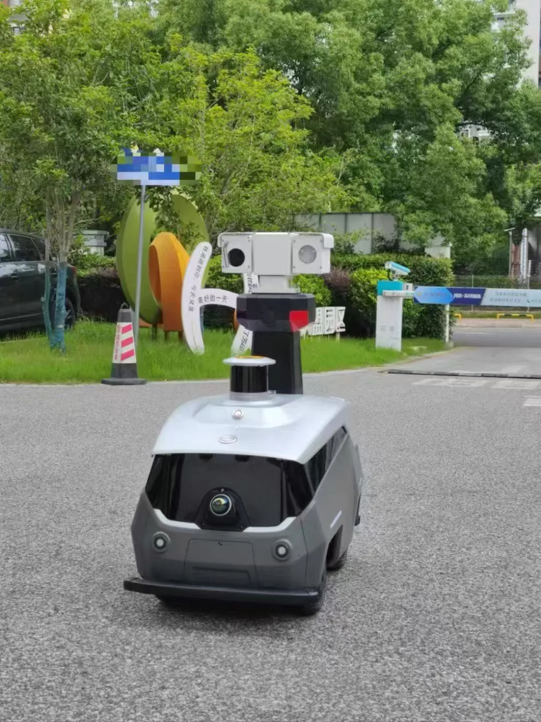 安全巡逻机器人