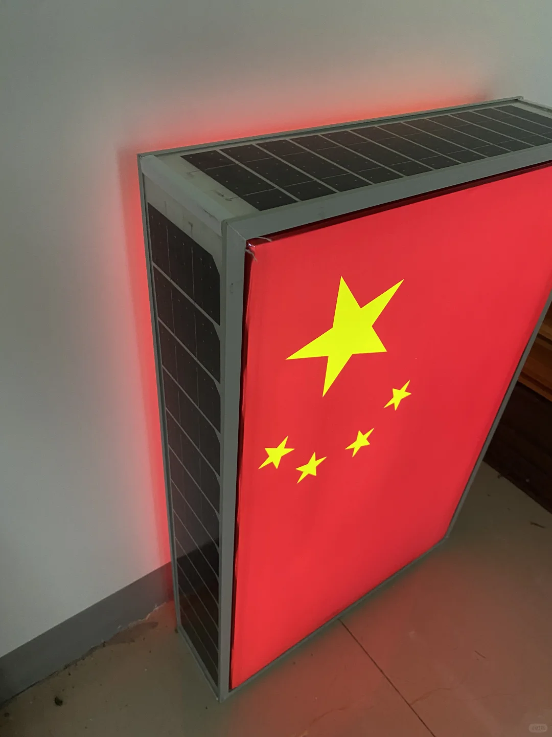 会自己充电的灯箱?告别插头束缚