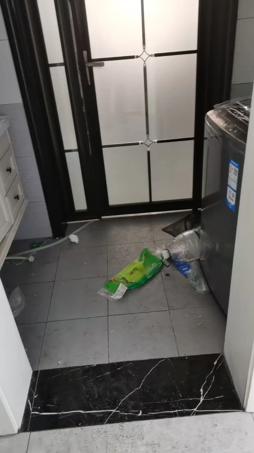 家里被搞成这样也是难为保洁了