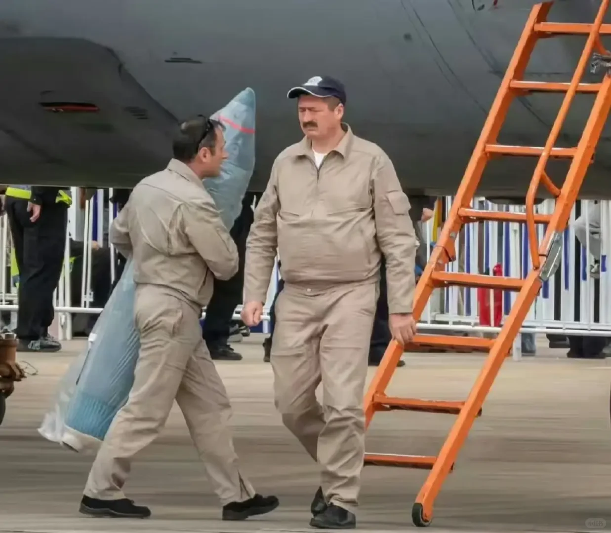 俄飞行员翱翔天空，下一秒在南昌疯狂采购