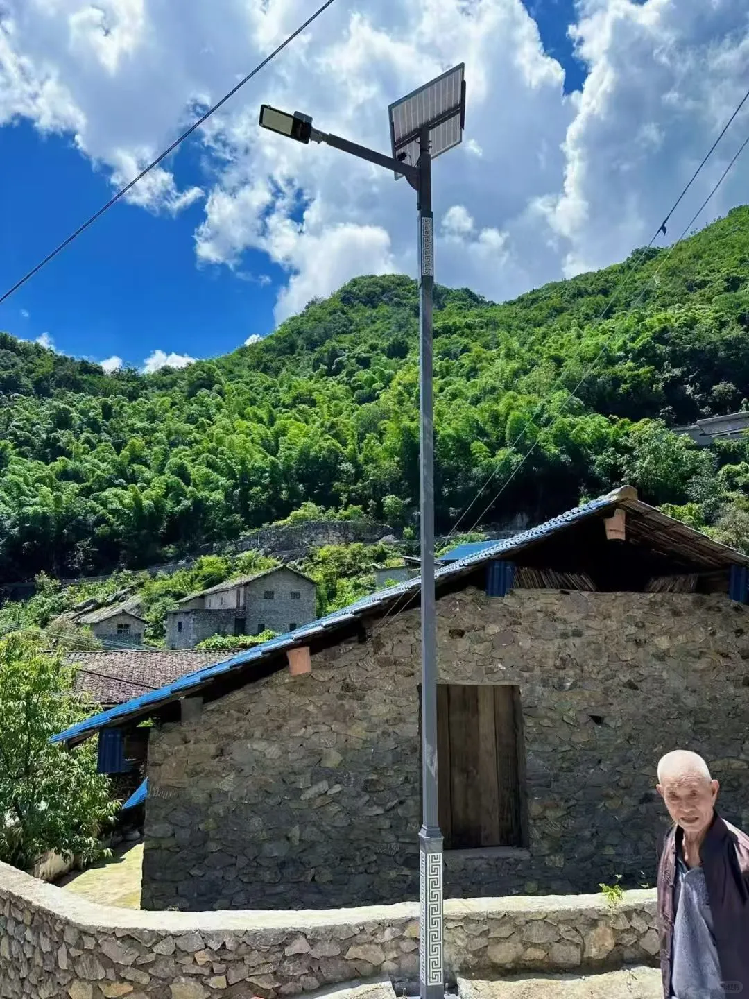 新农村太阳能路灯安装了