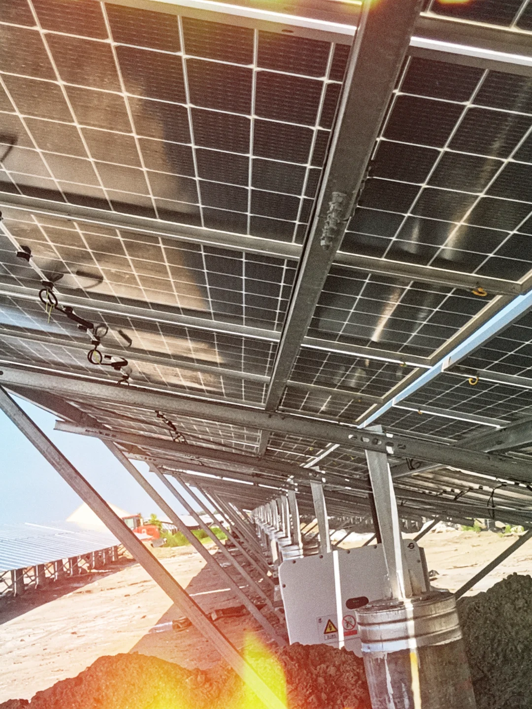 新疆沙漠中的光伏电站，真的好震撼！