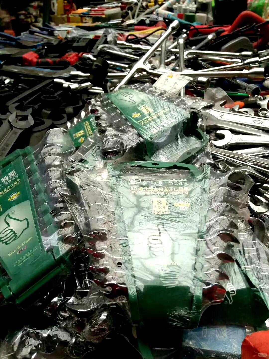 五金工具的批发与零售业务相结合