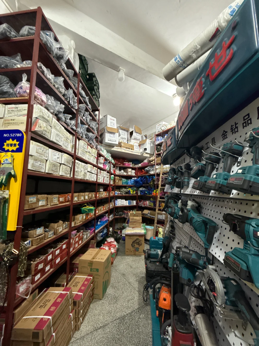 在巷子里藏了一家五金店