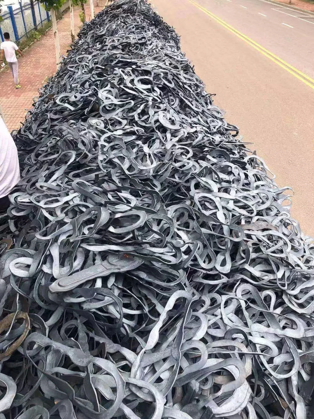 大量回收各类废钢废不锈钢圆片利用料，价高